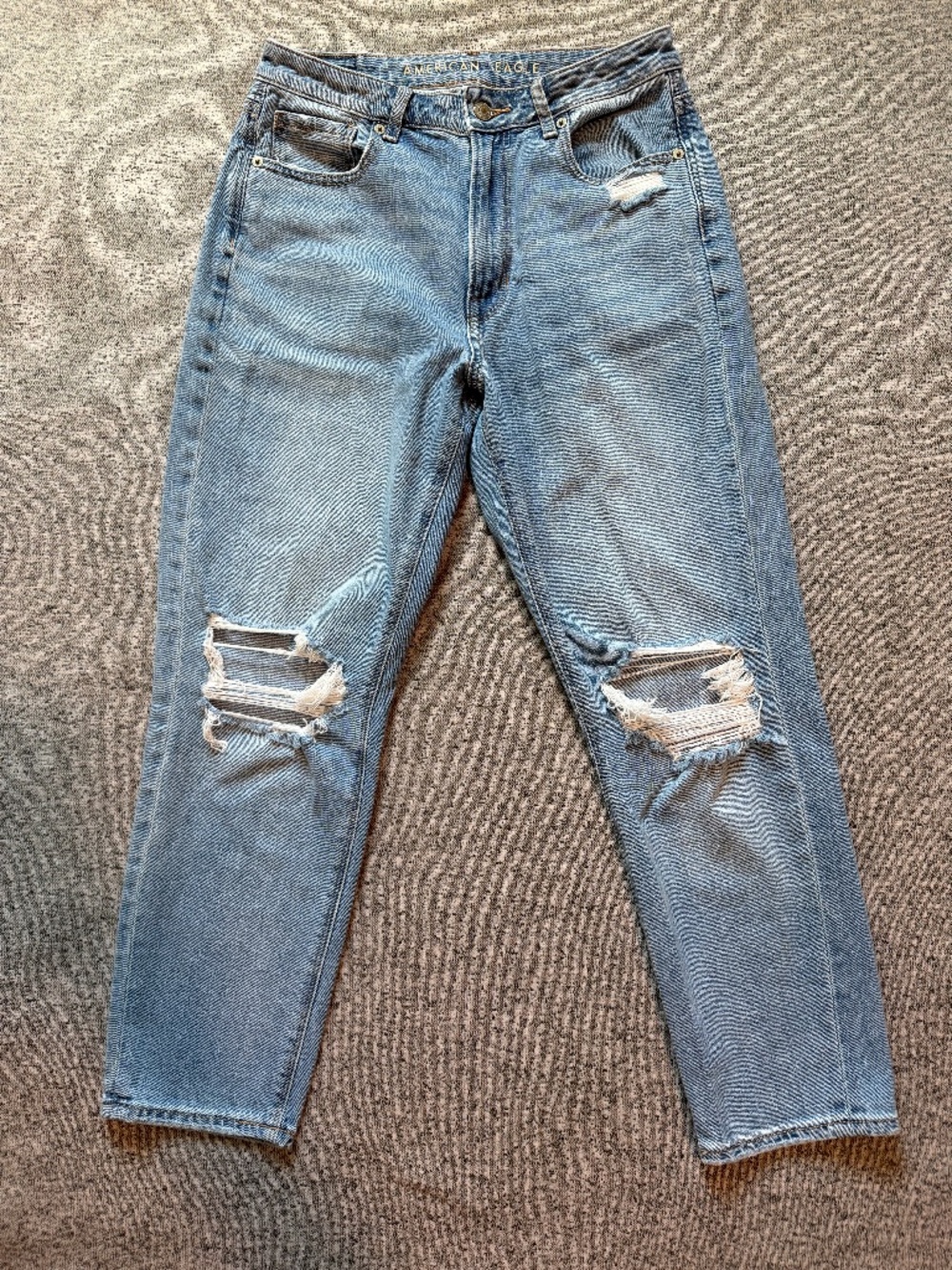 American Eagle Ripped Mom Jean Size 6 Short